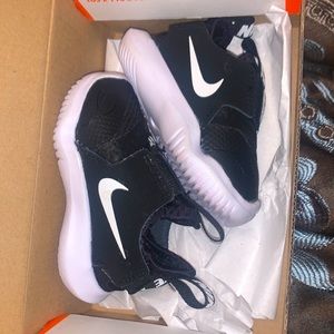 2c Nike flex runner shoes . Worn once .